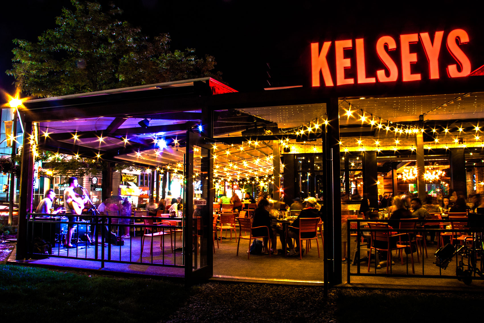 Kelsey's Patio At Night:露天餐厅