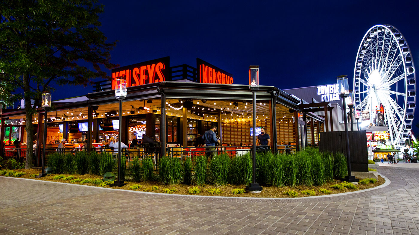 Kelsey's Clifton Hill Lit up Patio at Night 凯尔西的克利夫顿山照亮了夜晚的庭院