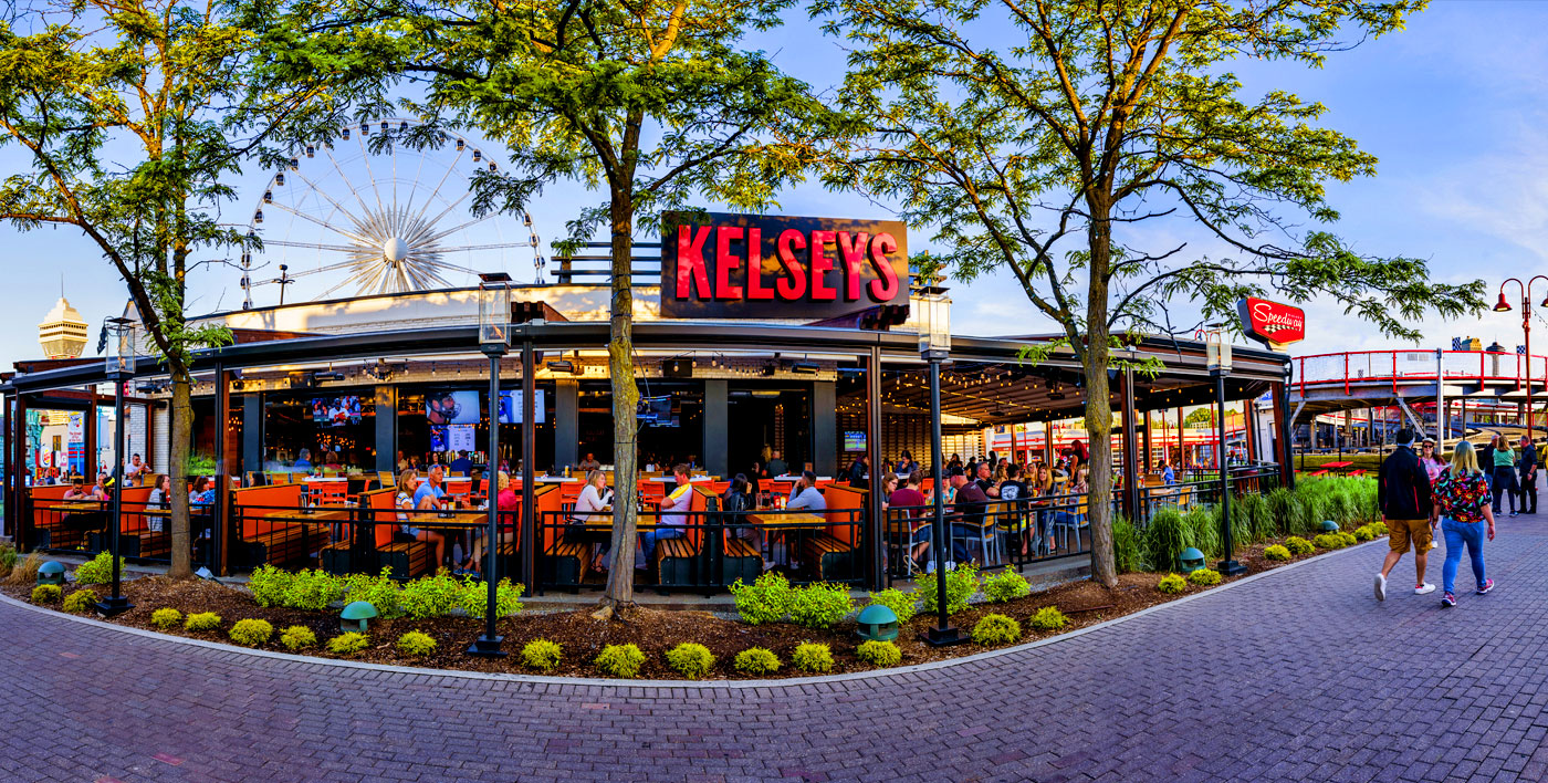 Kelsey's Clifton Hill Patio at Dusk 凯尔西的克利夫顿山黄昏露台
