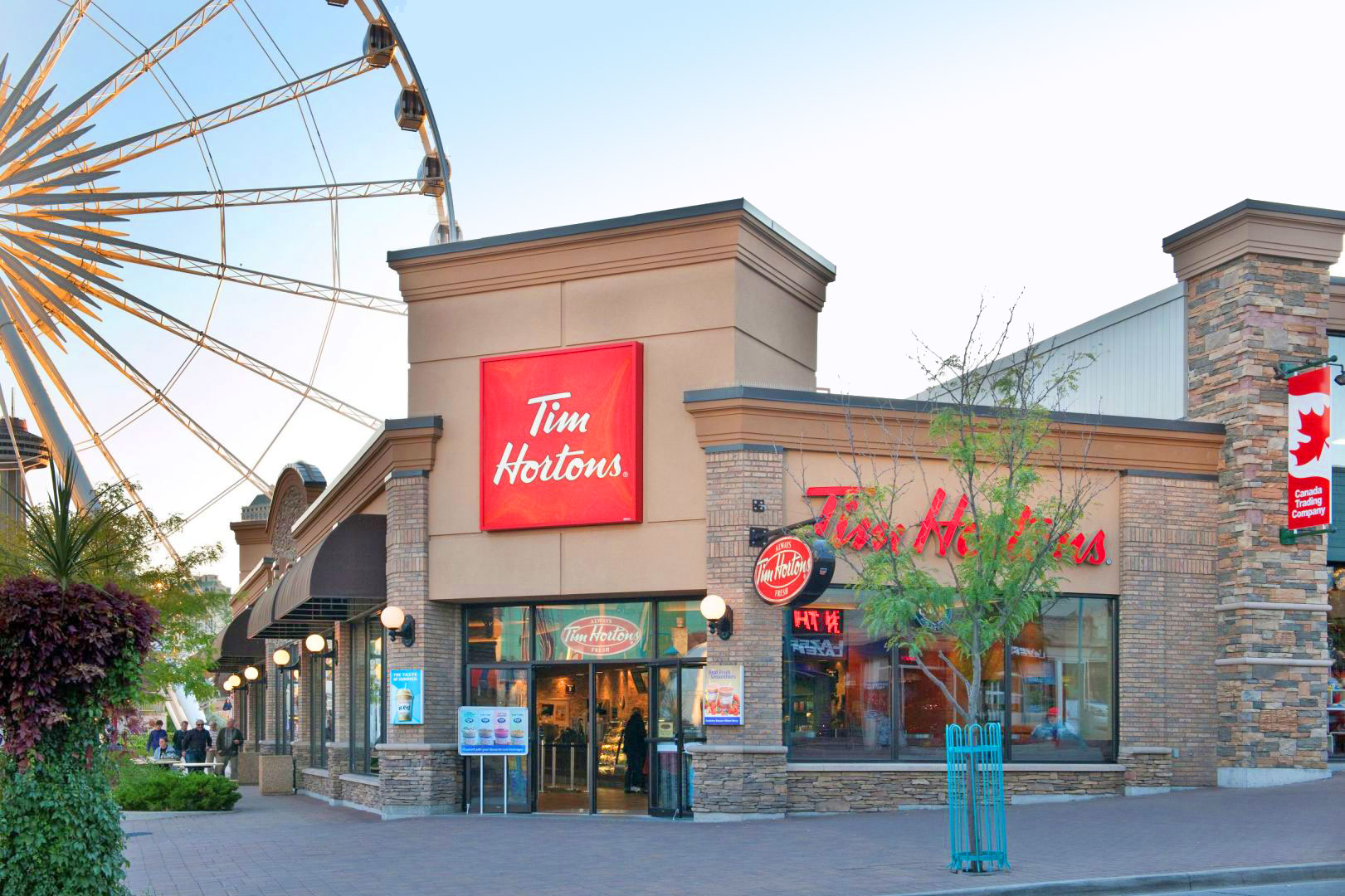 Tim Hortons Clifton Hill Tim Hortons入口与天空在背景中